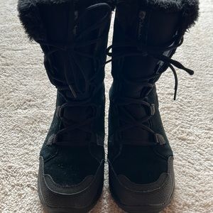 Ladies size 9 Columbia winter boots. Black gently used condition.
